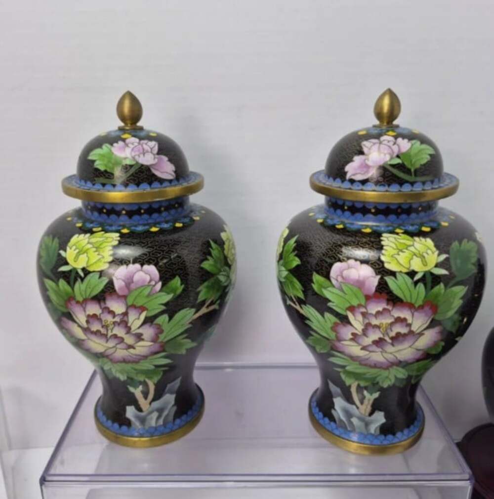 Pair of VTG Chinese Lidded Cloisonné Vase Urns Jars Black with Flowers & green
